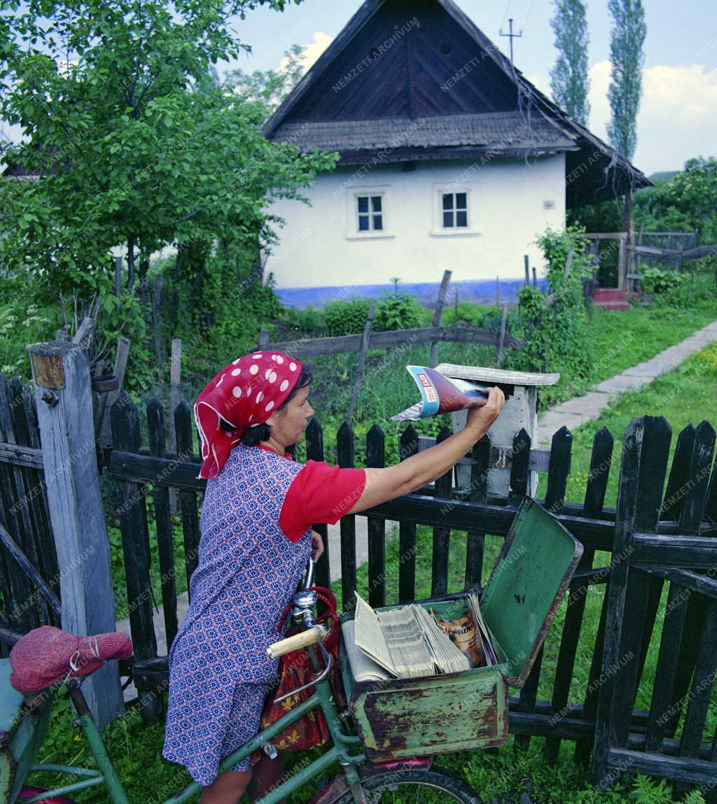 Életkép - Falusi újságkihordó