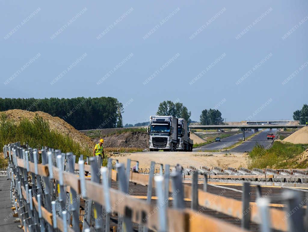 Útépítés - Berettyóújfalu - M4 autópálya építése a román határig