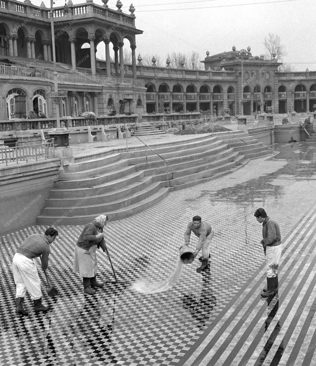 Takarítás - Tisztítják a Széchenyi fürdő külső medencéjét
