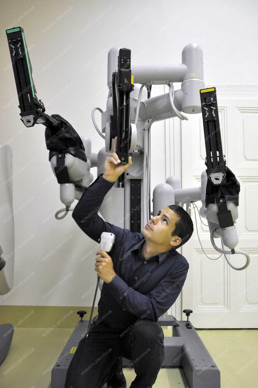 Oktatás - Budapest - Sebészrobot az Óbudai Egyetemen