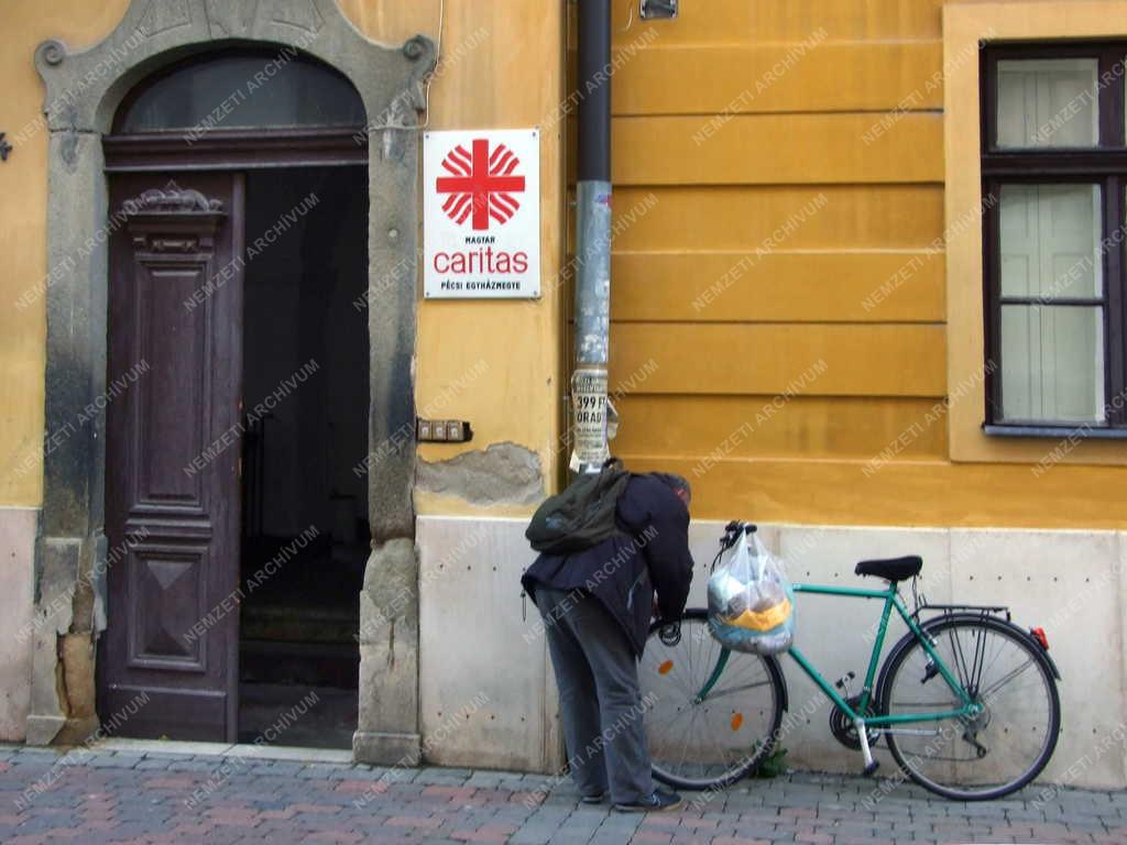 Jótékonysági szervezet - A Magyar Caritas épülete Pécsett