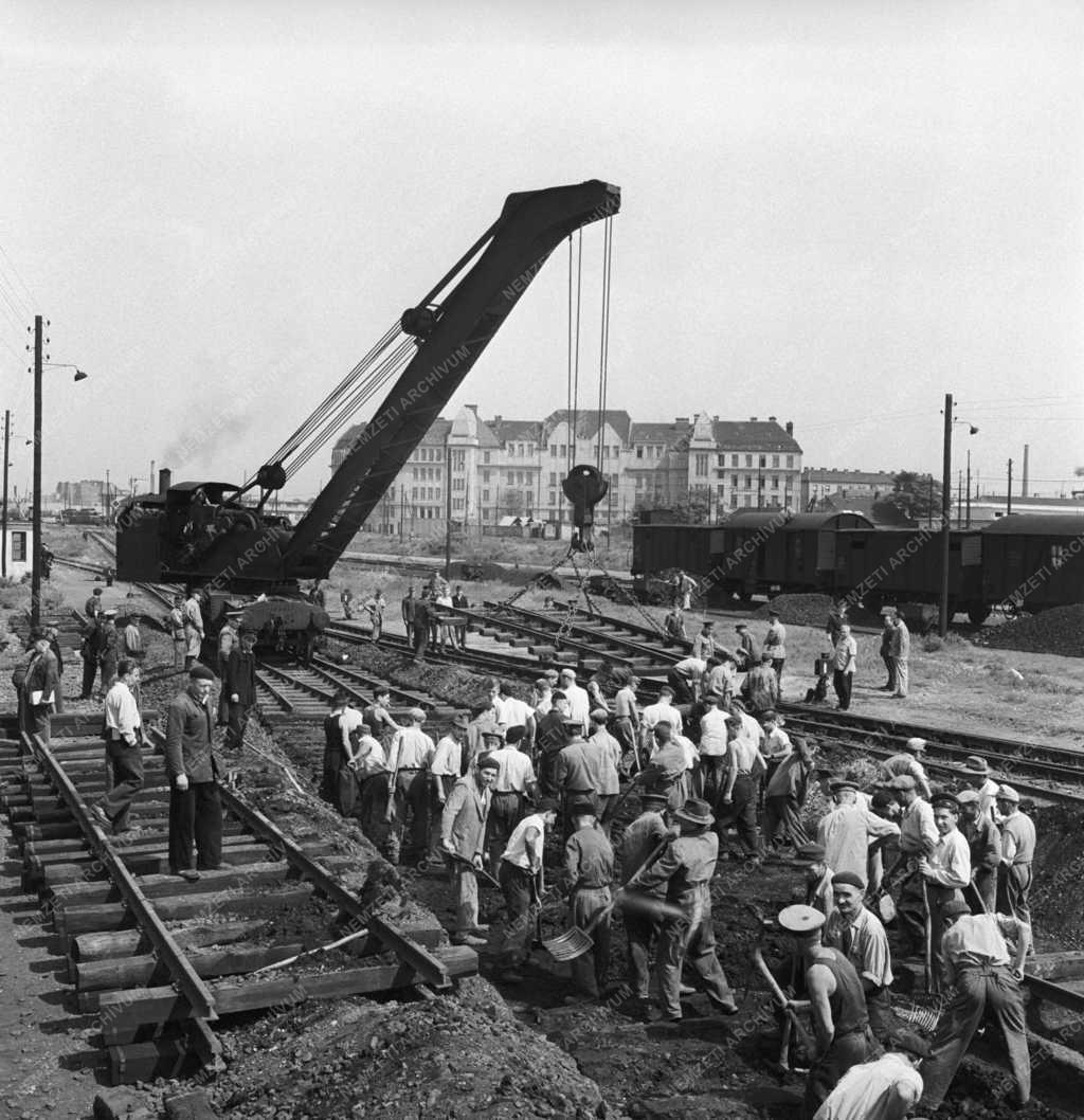 Közlekedés - Rendező pályaudvar felújítás a pártkongresszusra