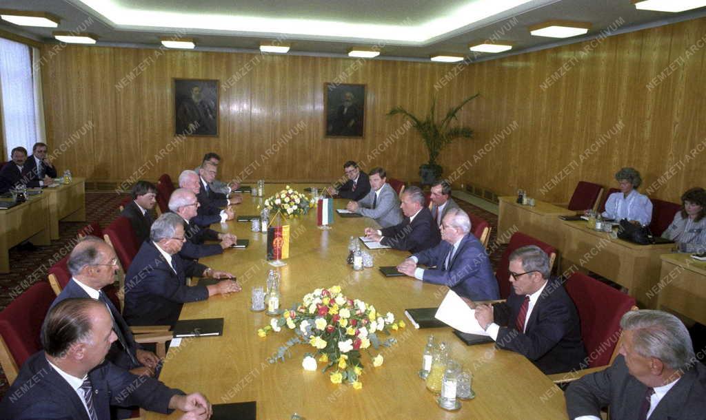 Külpolitika - Grósz Károly az NDK-ban