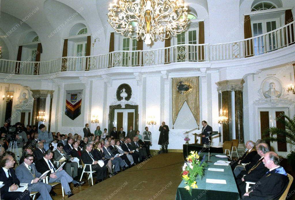 Külpolitika - H. D. Genschert díszdoktorrá avatják