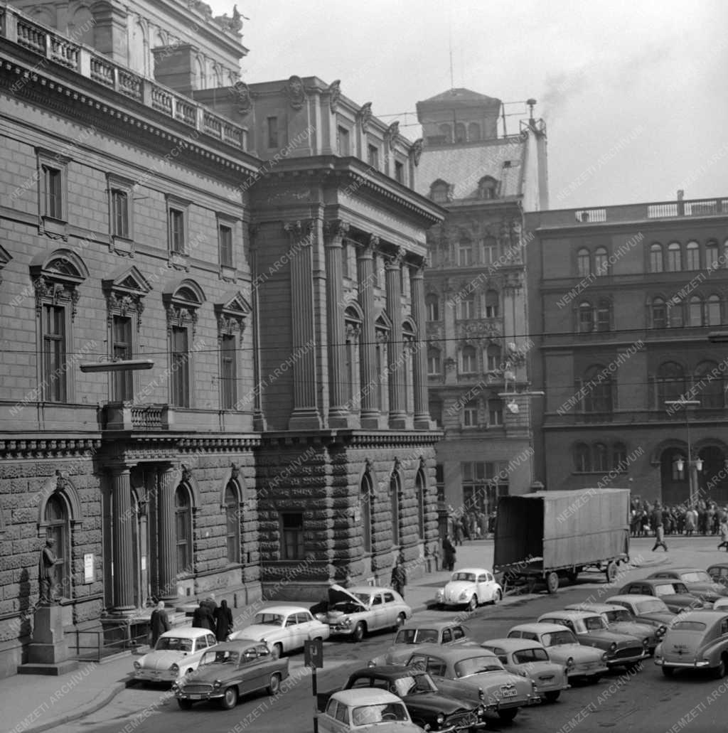 Városkép - Budapest - Autók a Nemzeti Színház előtt
