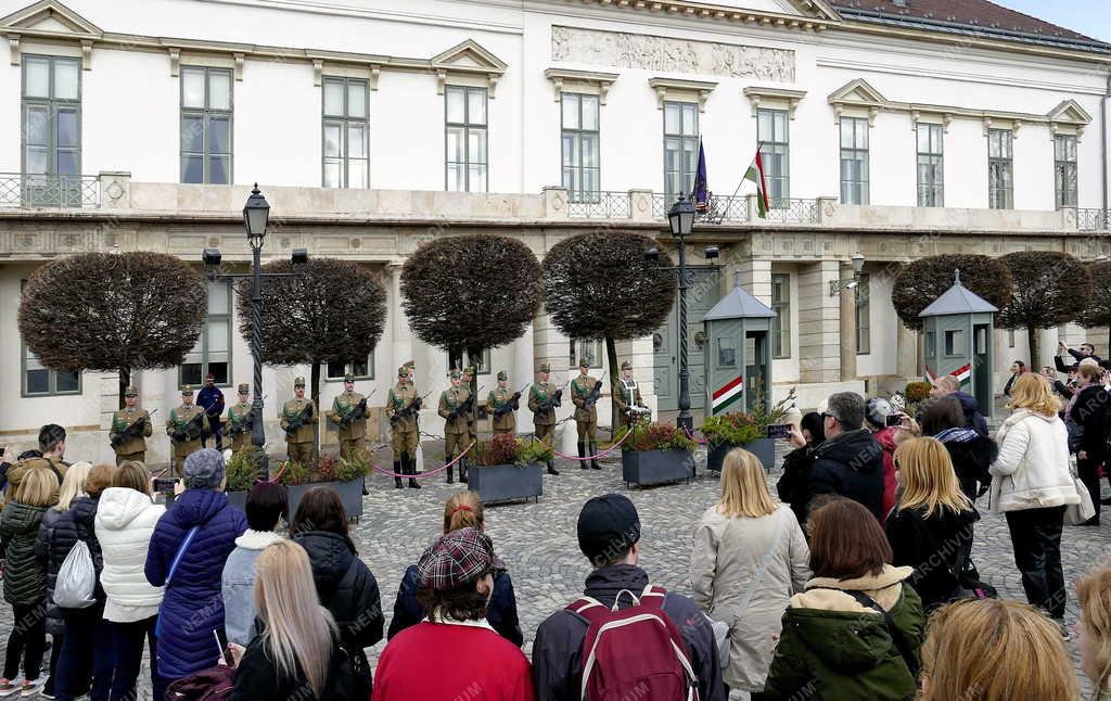 Turizmus - Budapest - Őrségváltást a Sándor-palotánál