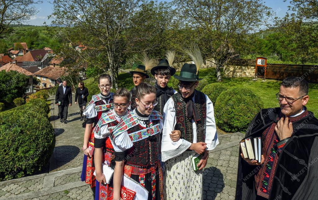 Vallás - Néphagyomány - Konfirmáció Erdélyben
