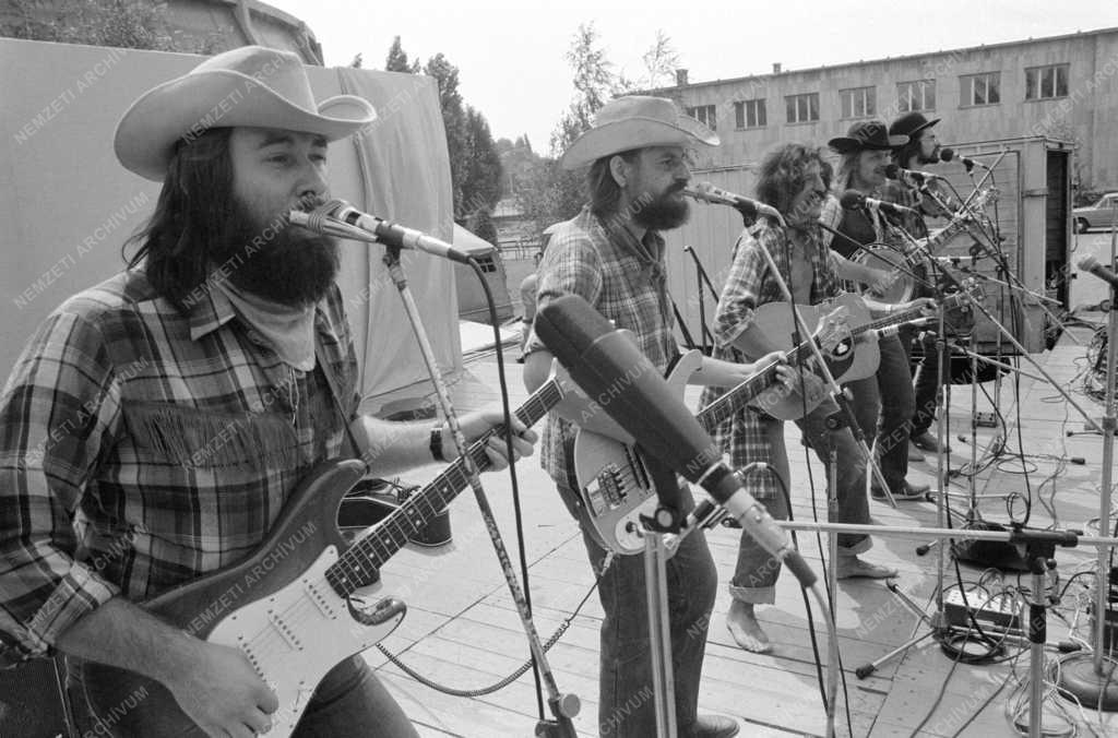 Kultúra - A 100 Folk Celsius együttes a Fiatal művészek találkozóján