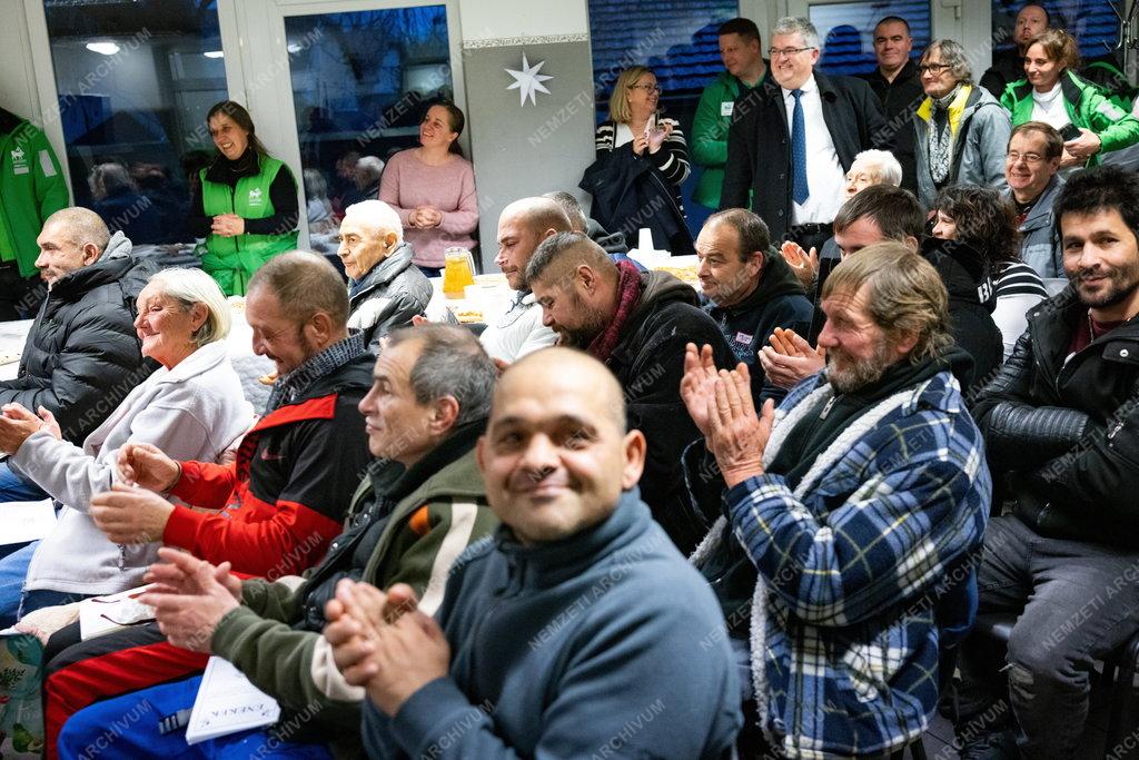 Hajléktalanoknak készített ajándékcsomagokat Novák Katalin