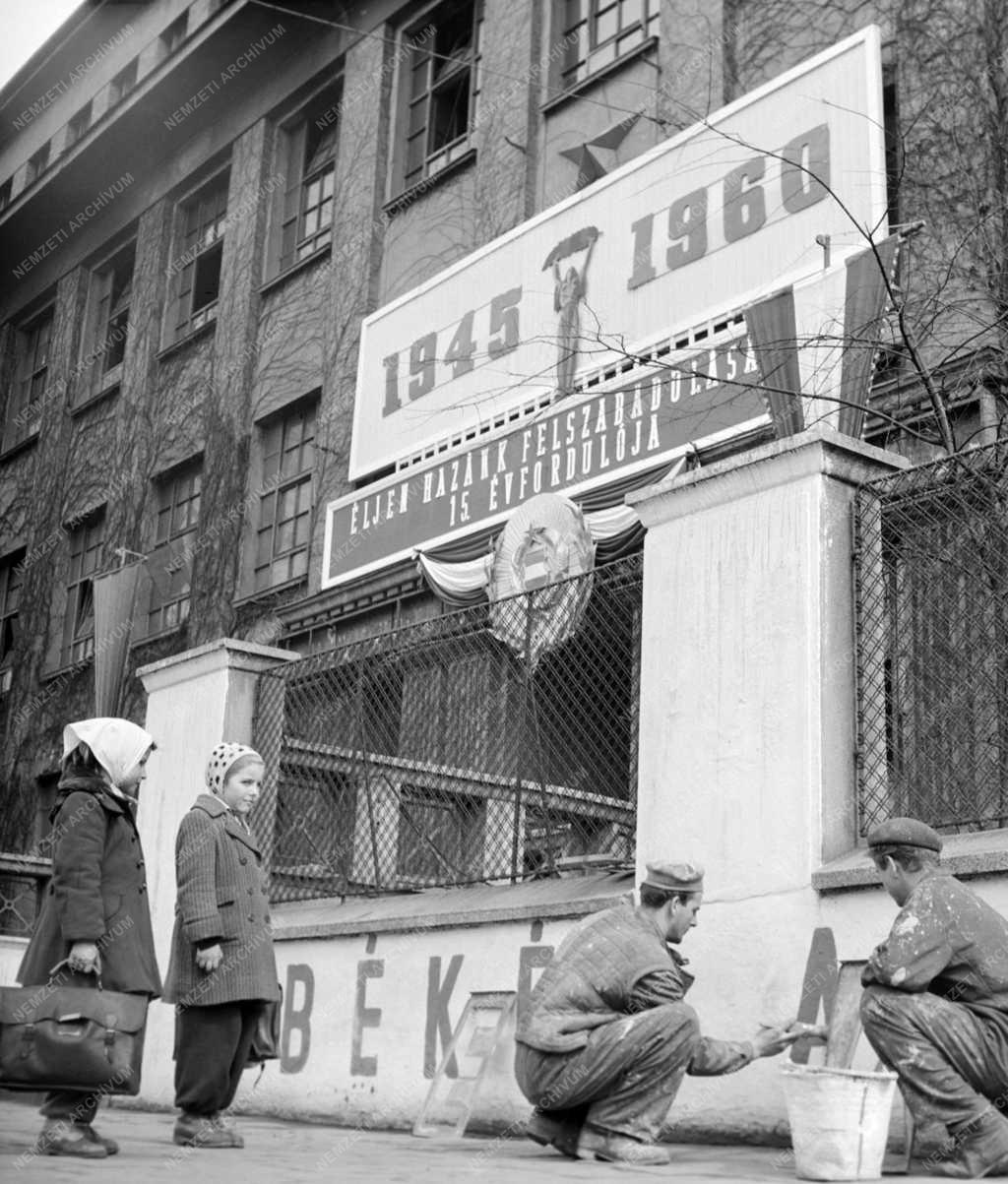 Belpolitika - Életkép - Ünnepi dekoráció április 4-re