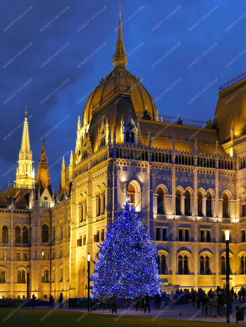 Ünnep - Budapest - Az ország karácsonyfája a Parlamentnél