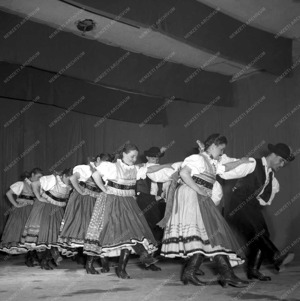 Folklór - Néptánc - SZOT Központi Művészegyüttese