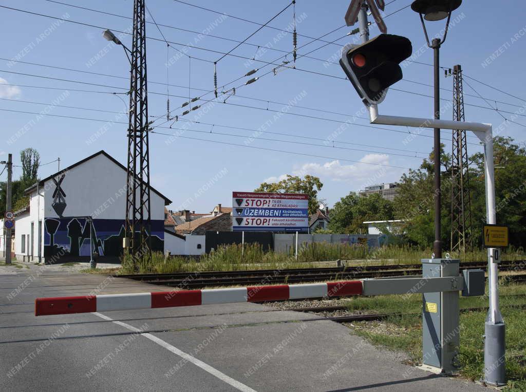 Közlekedés - Budapest - Vasúti átjáró a fővárosban