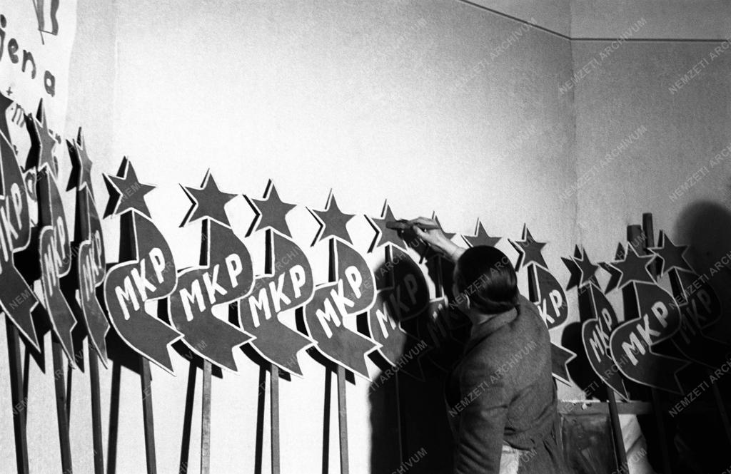 Ünnep - Készülődés Május 1-re  