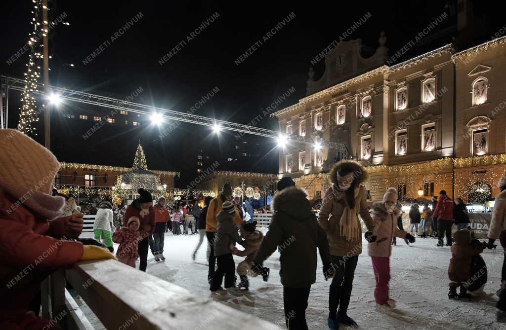 Szabadidő - Budapest - Advent Óbudán 2021 - Jégpálya a Fő téren