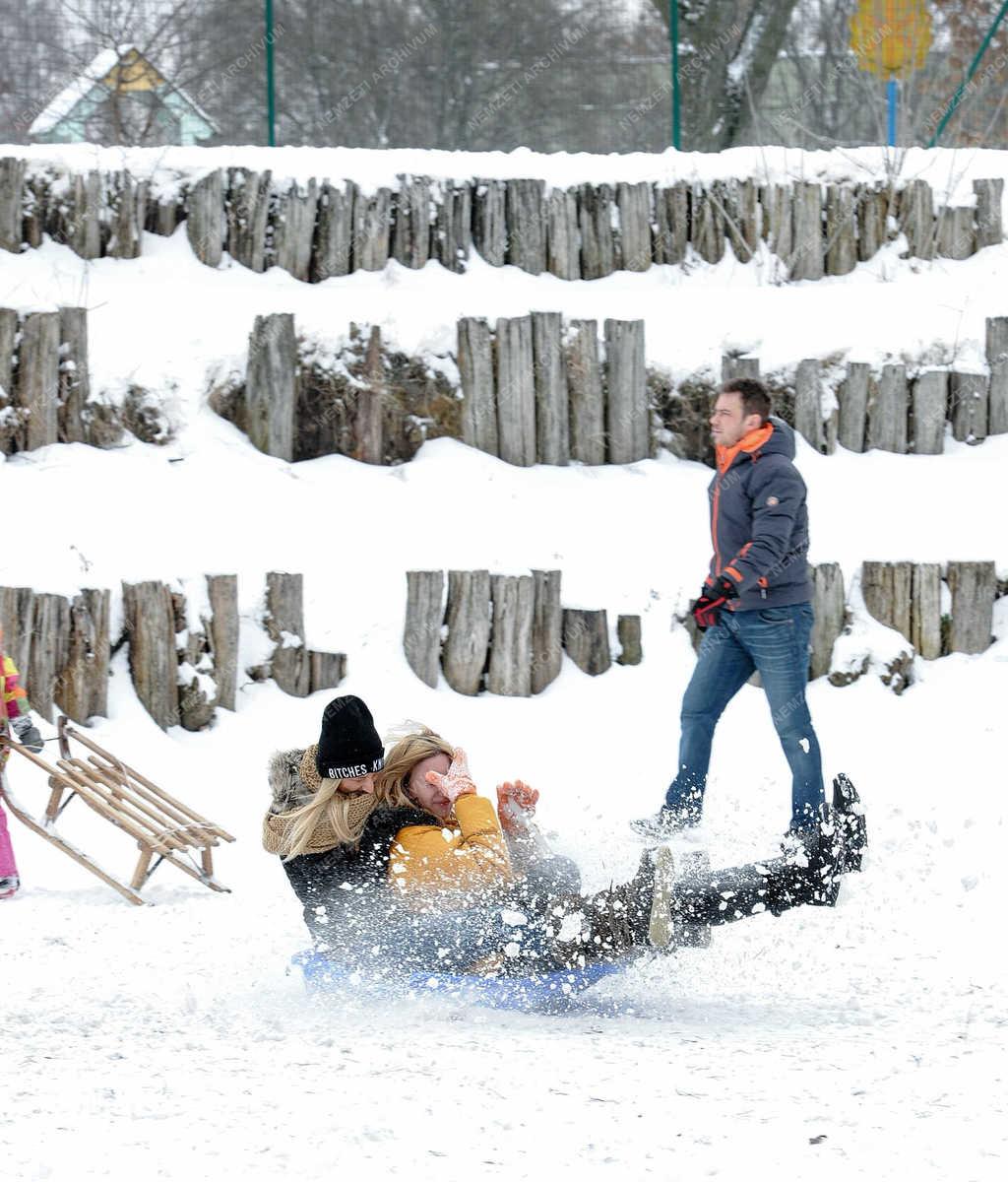 Időjárás - Debrecen - Szánkózás márciusban 