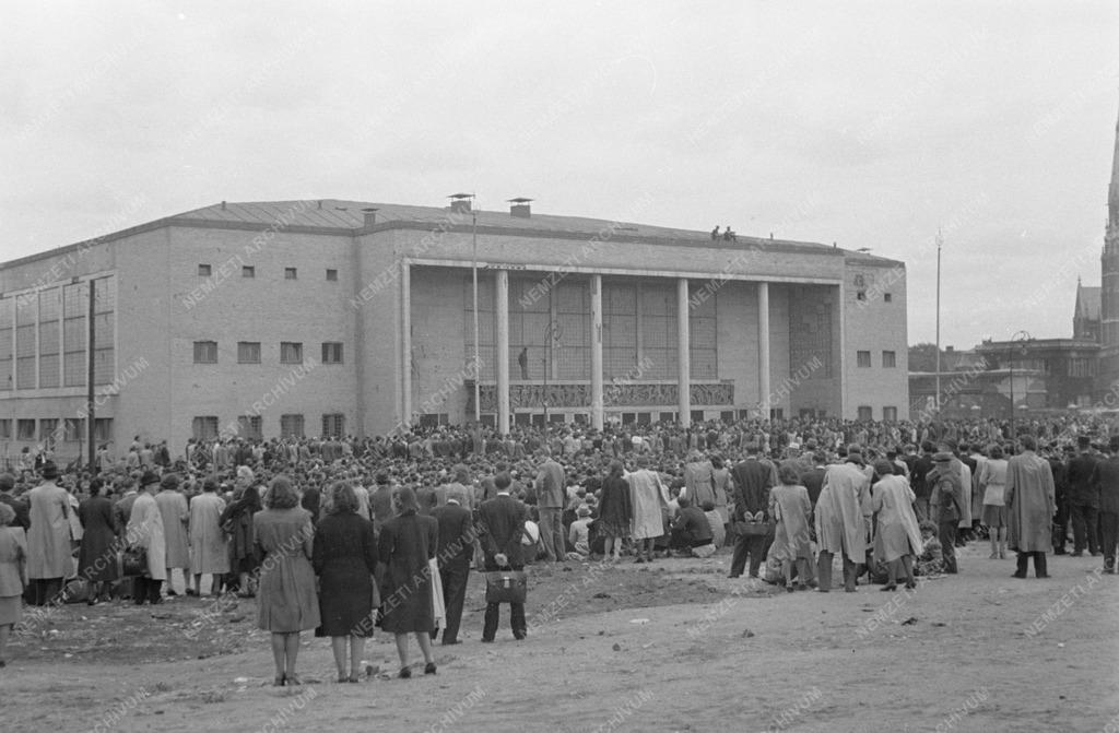 Közalkalmazott gyűlés (Sportcsarn.)