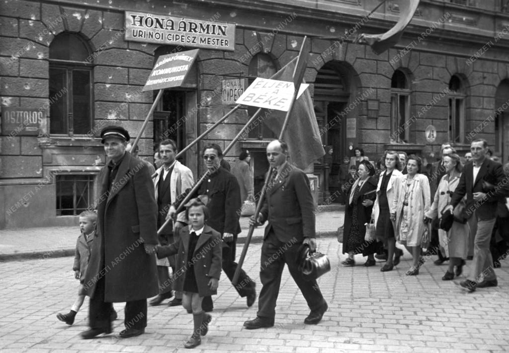 Történelem - Háború végét ünneplő tüntetés