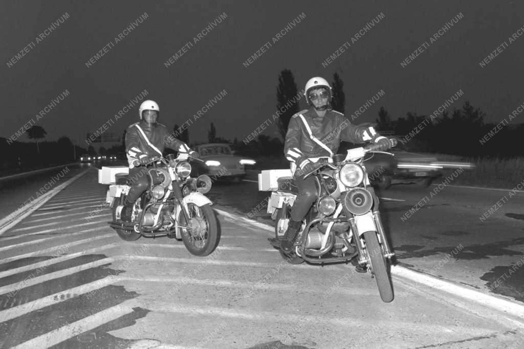 Rendőrség - Új ruhát kaptak a motoros rendőrök