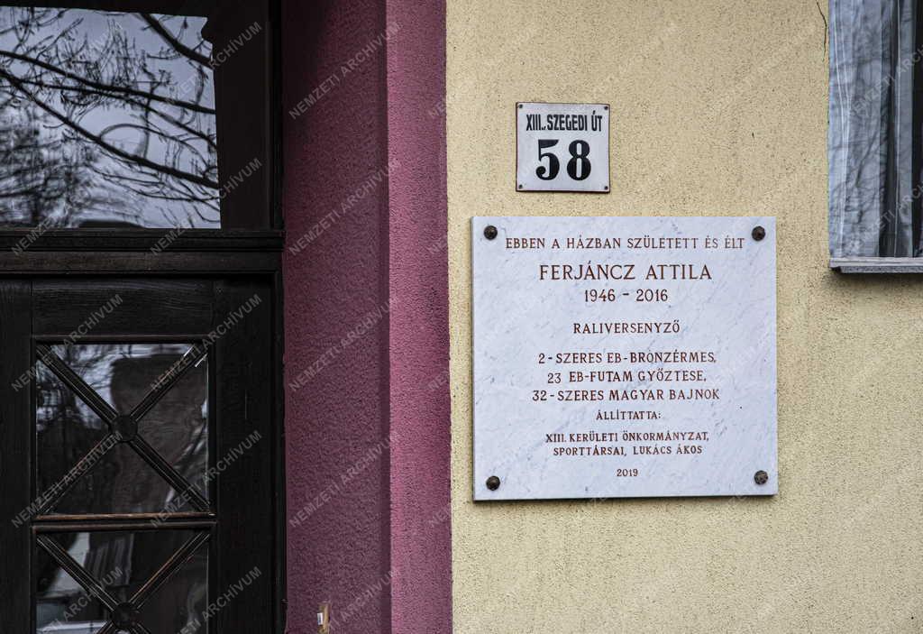 Sport - Emléktábla a Ferjáncz Attila autóversenyző angyalföldi otthonánál