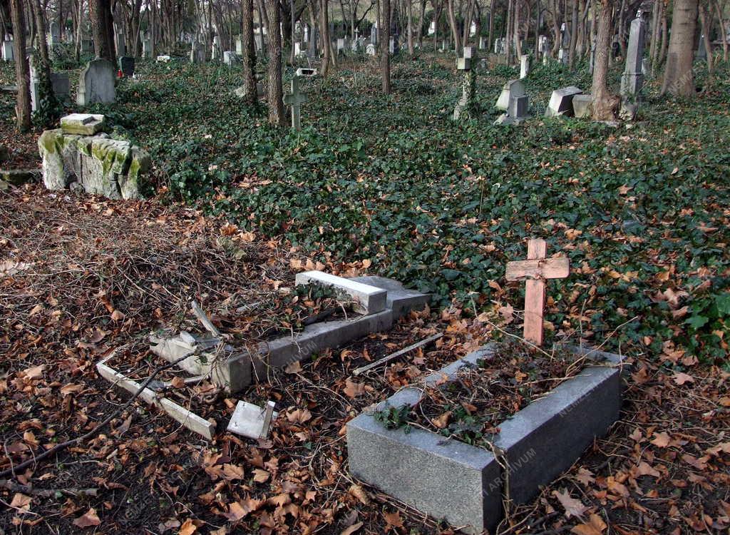 Sírkert - Budapest - Régi sírok a Fiumei úti temetőben