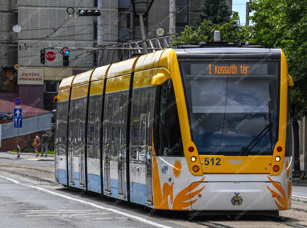 Közlekedés - Debrecen - Villamos a Petőfi téren