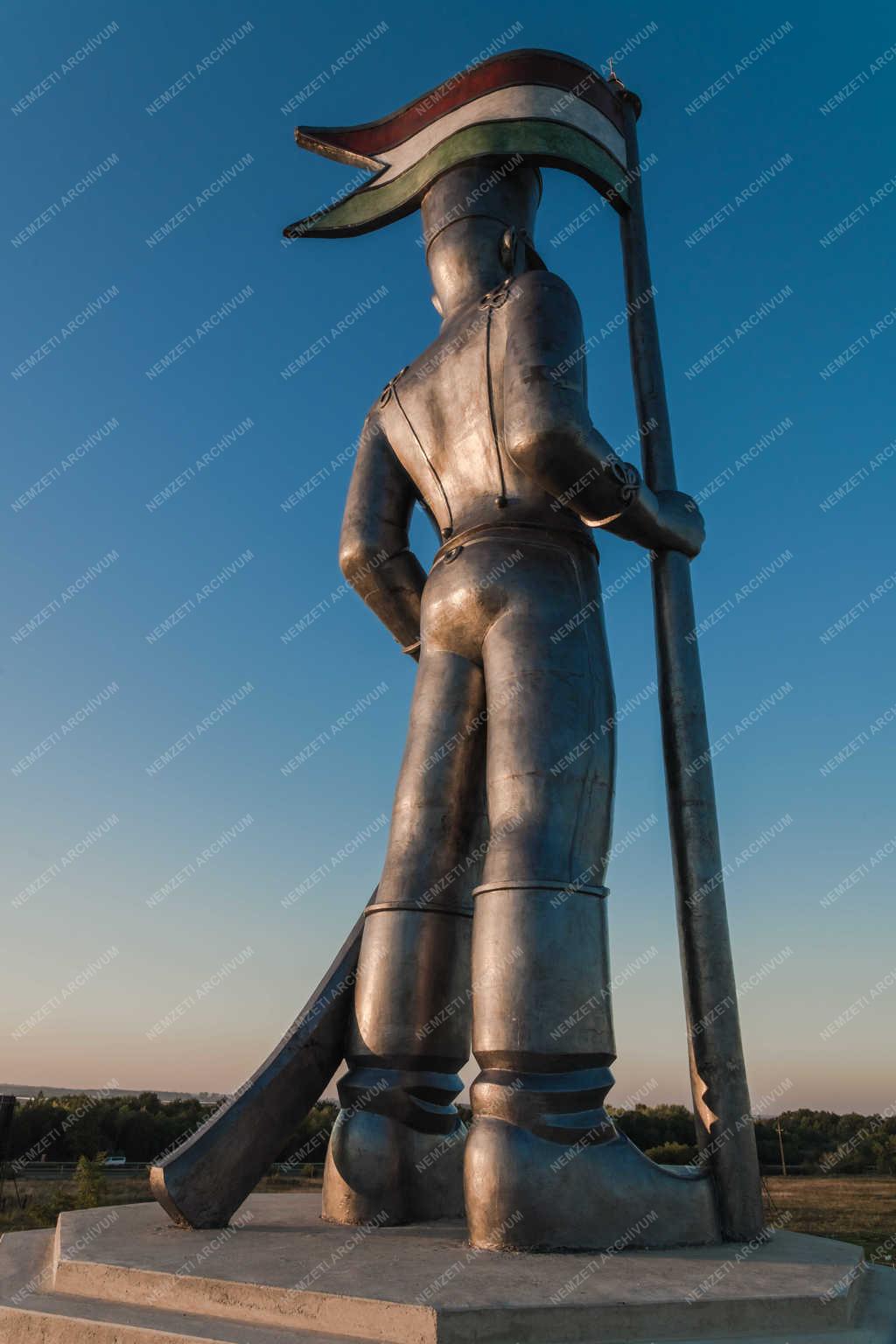 Köztéri szobor - Pákozd - Miska huszár