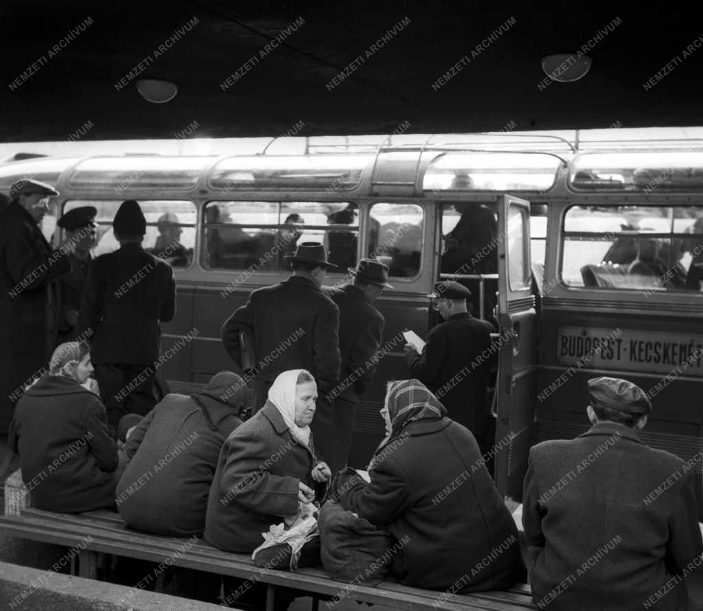 Közlekedés - Életkép - Engels téri MÁVAUT pályaudvar