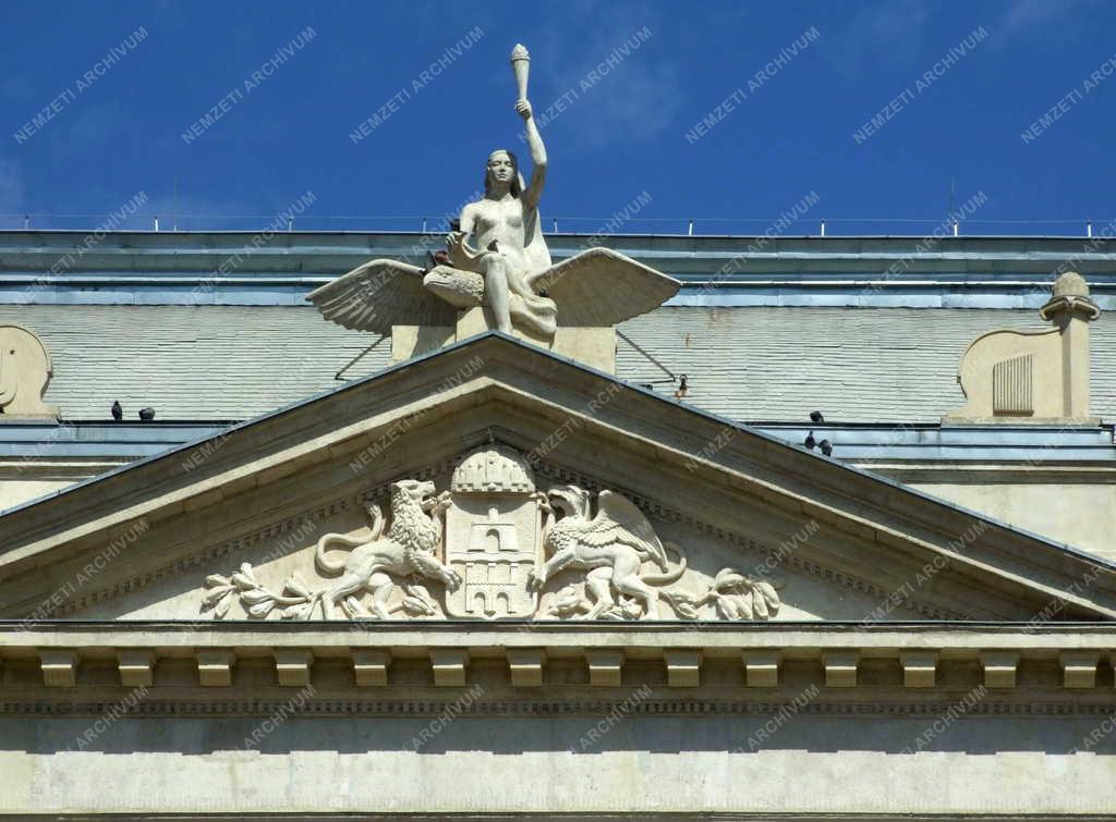 Műemlék - Budapest - A Budai Vigadó épületének homlokdísze