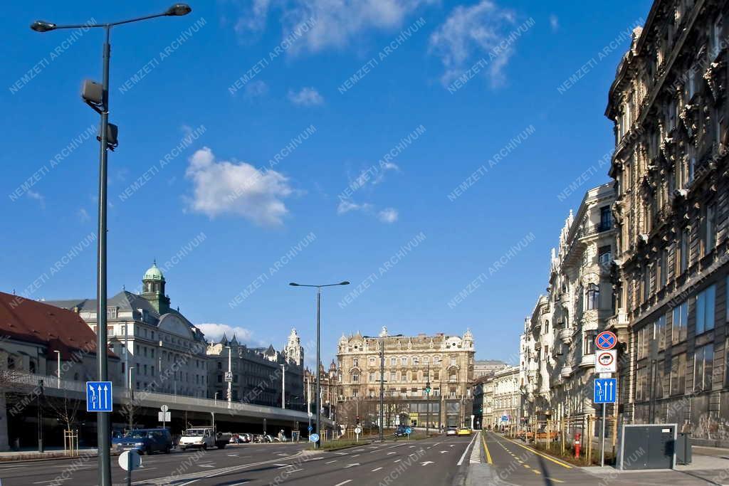 Városkép - Budapest -  A felújított Március 15. tér részlete