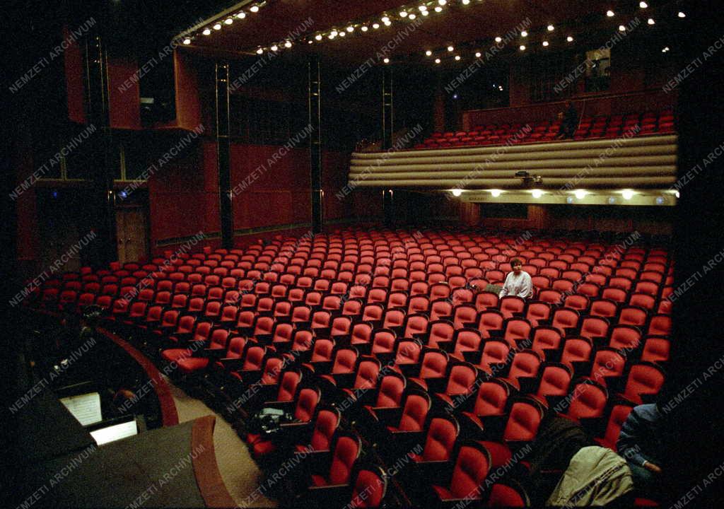 Rekonstrukció - A felújított József Attila Színház