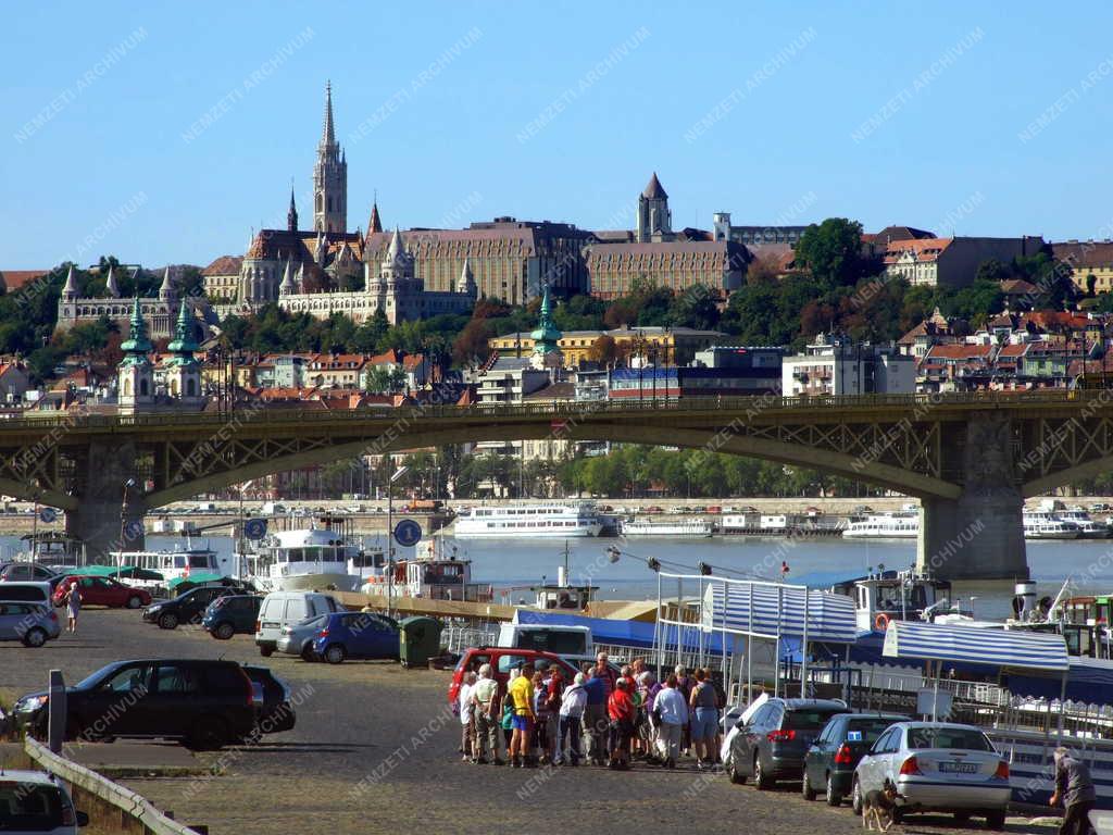 Városkép - Idegenforgalom - Turisták a Duna-parton