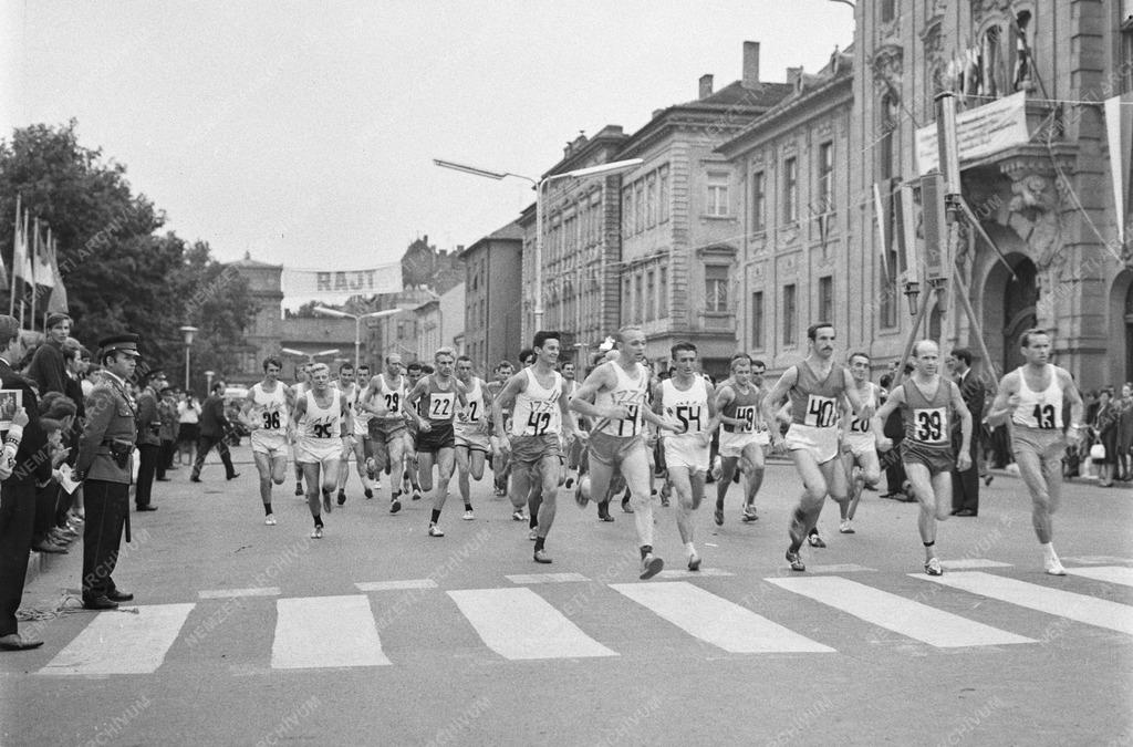 Sport - Nemzetközi maratoni futóverseny Szegeden