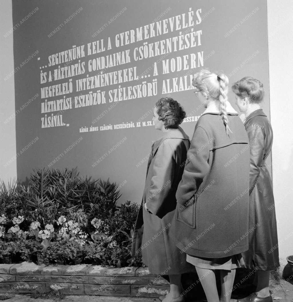 Kiállítás - A dolgozó nő háztartása