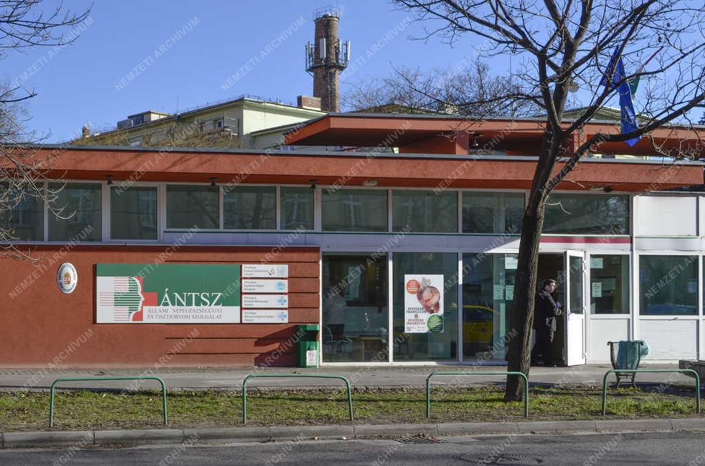 Épület - Budapest - Az ÁNTSZ központi hivatalának bejárata