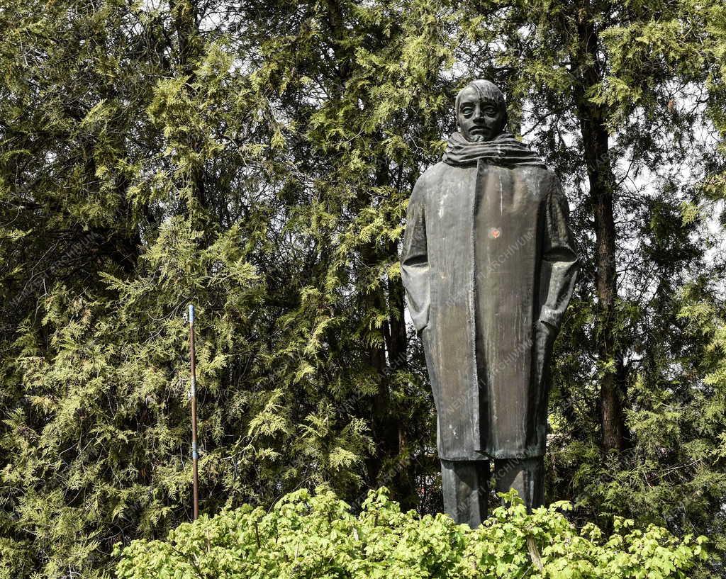 Kultúra - Adyliget - Ady Endre szobra