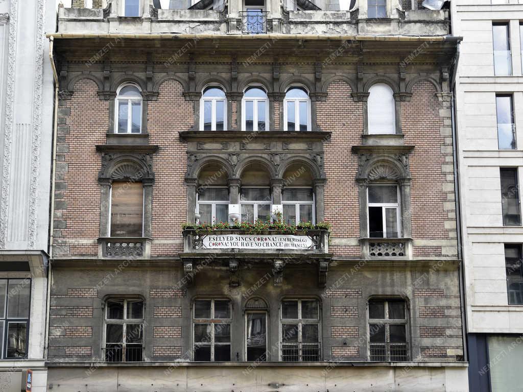 Városkép - Budapest - Covid transzparens