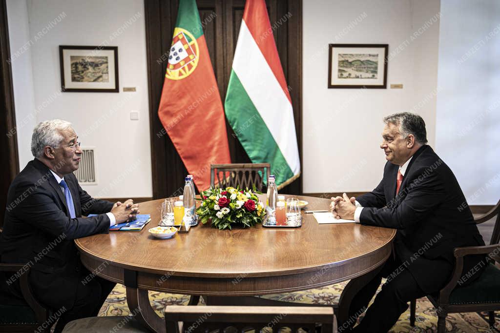 Orbán Viktor a portugál miniszterelnökkel tárgyal 