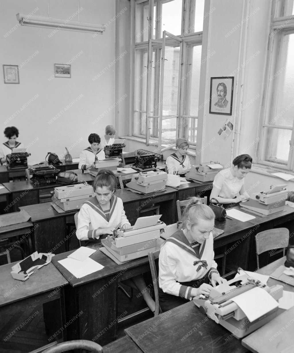Oktatás - Gépírásból érettségiző diáklányok