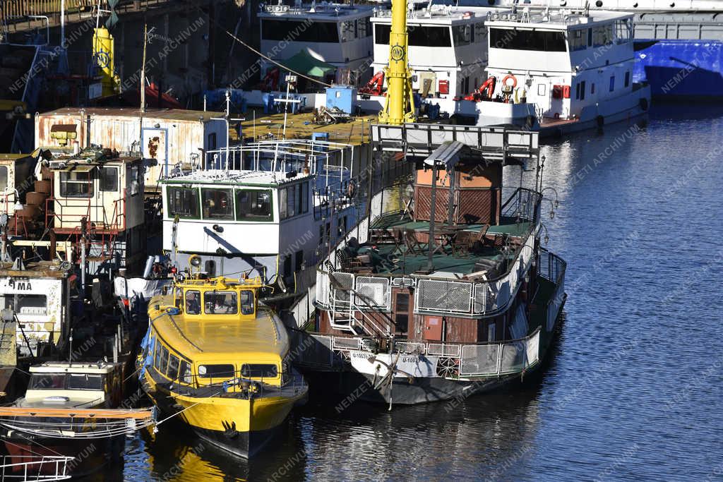 Közlekedés - Budapest - A régi dunai hajóflotta telelőben