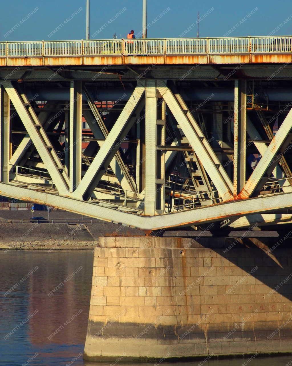 Budapest - A Petőfi híd részlete