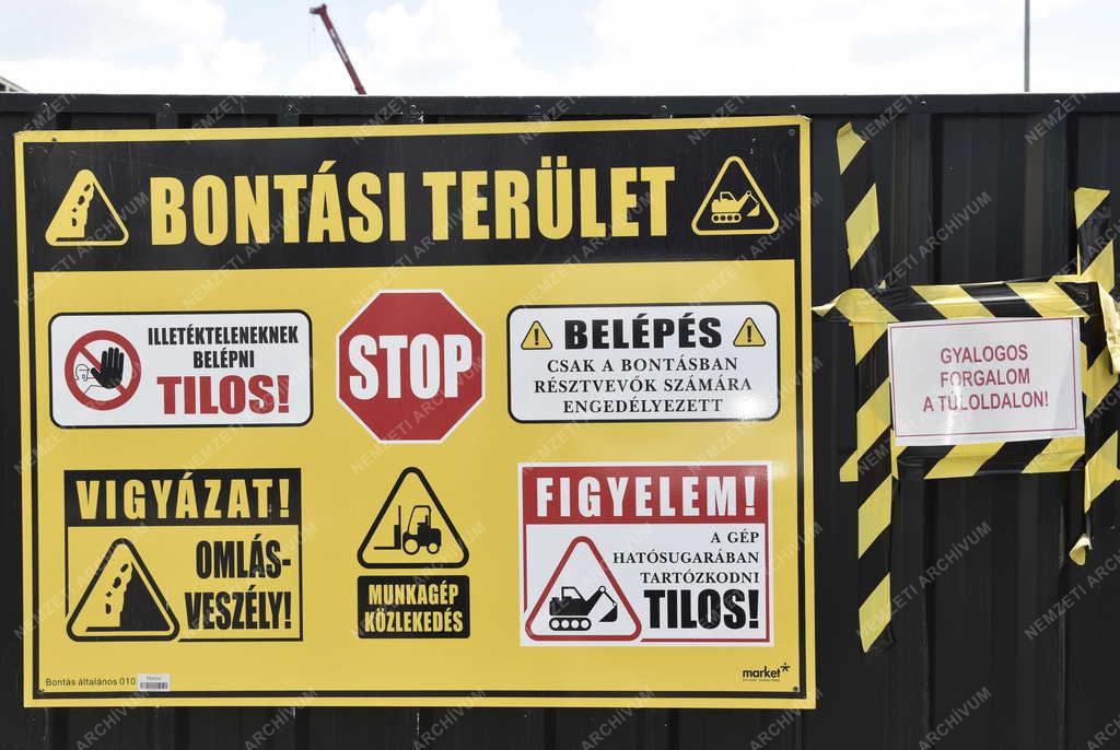 Városkép - Településfejlesztés - Figyelmezető tábla egy bontási területnél