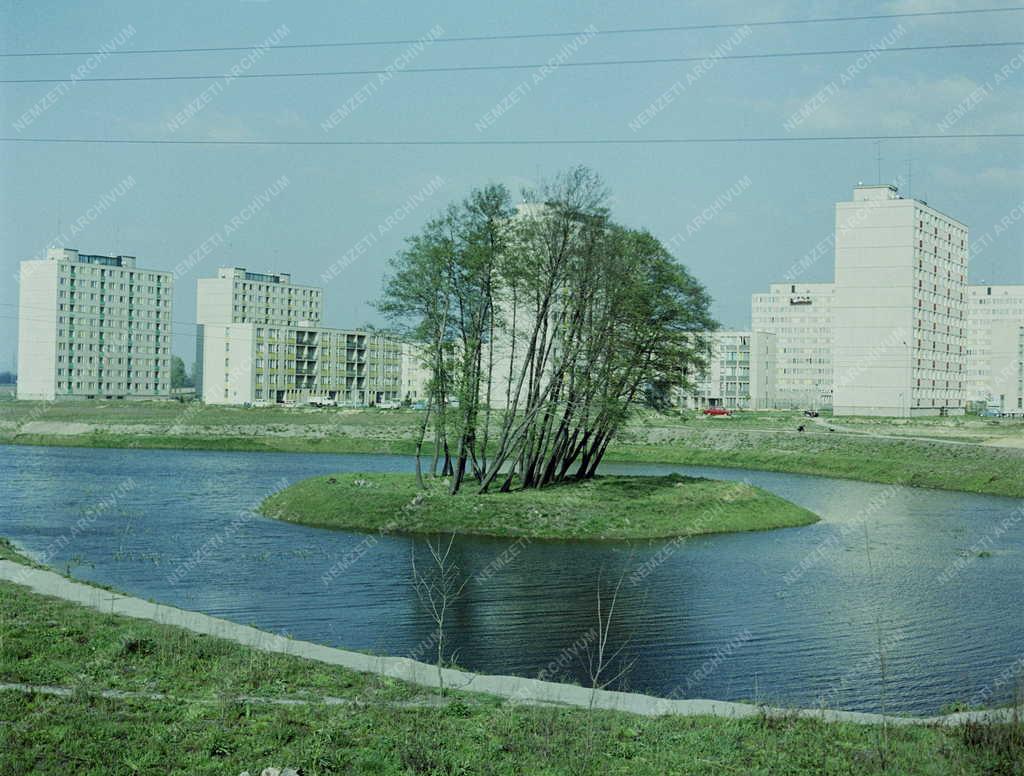 Városkép - Új lakótelep patakkal