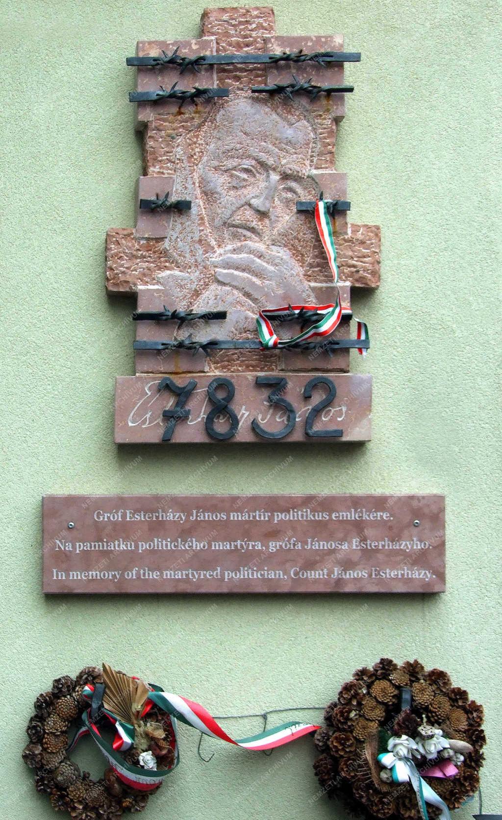 Emlékhely - Révkomárom - Esterházy János emlékezete