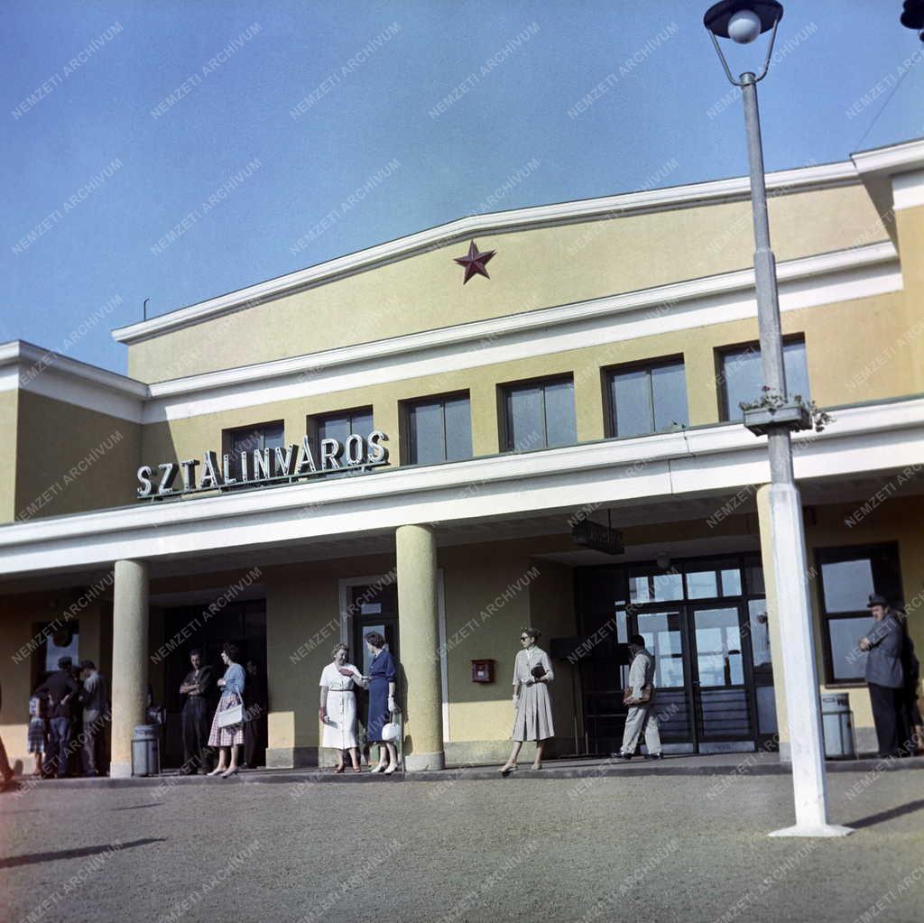 Városkép - Közlekedés - A sztálinvárosi pályaudvar