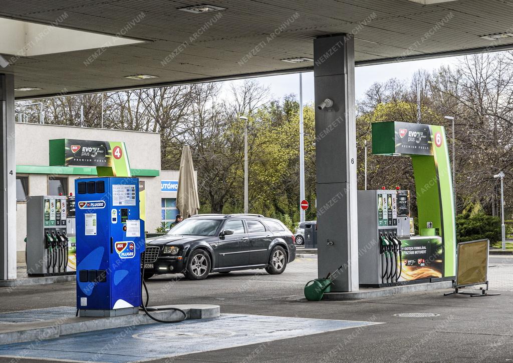 Energia - Közlekedés - MOL üzemanyagtöltő állomás a fővárosban