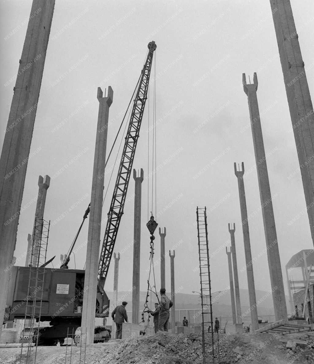 Ipar - Épül a Dunai Cement- és Mészmű Papírzsák Gyára