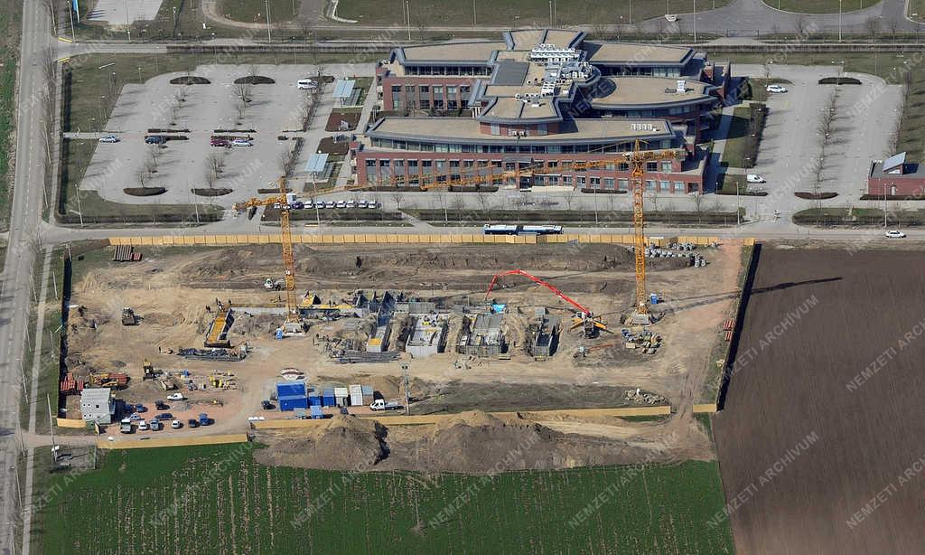 Építőipar - Debrecen - Innovációs Központ épül 