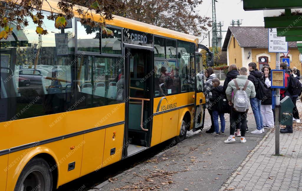Közlekedés - Mosonmagyaróvár - Diákok az autóbuszmegállóban