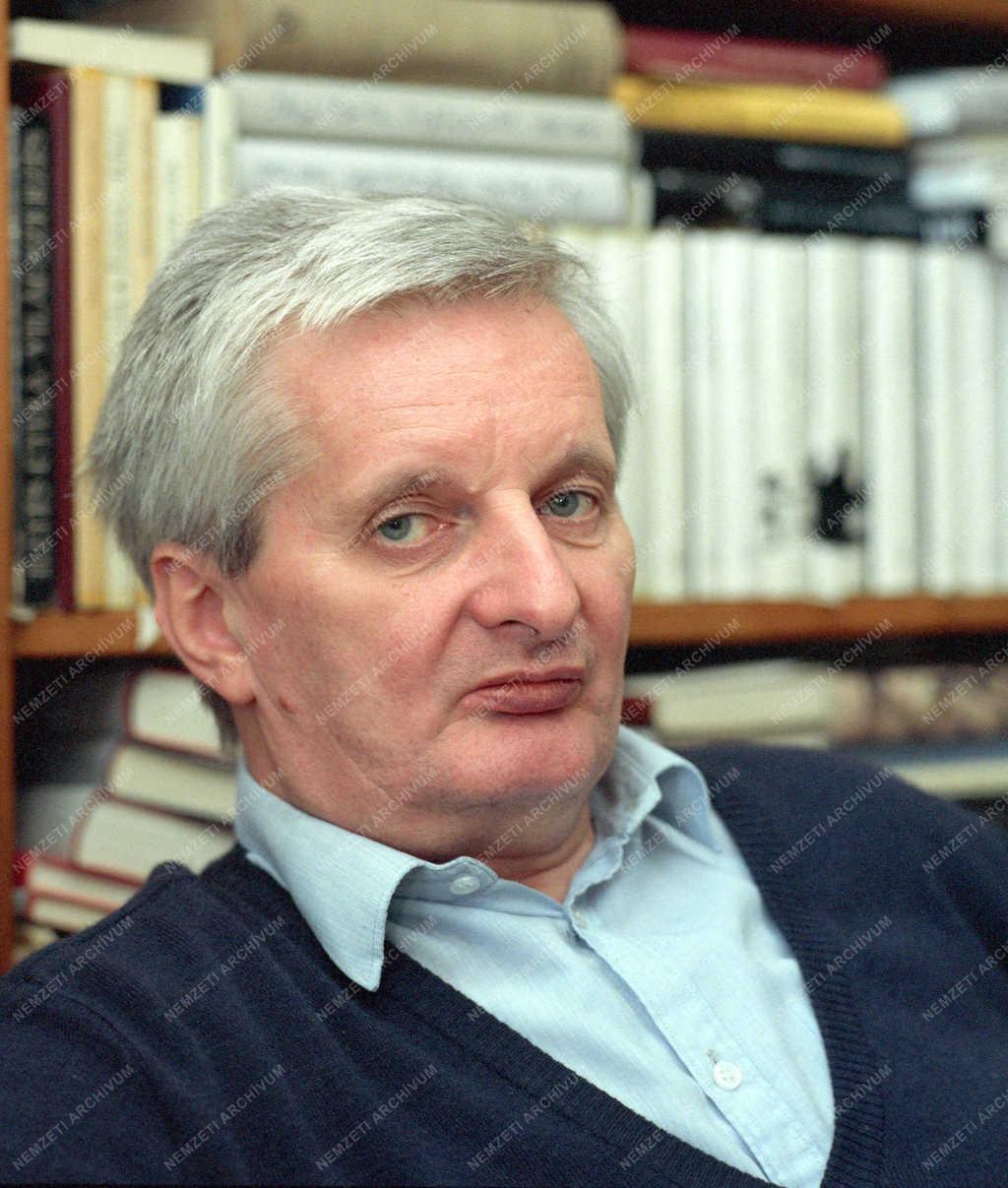 Pomogáts Béla irodalomtörténész